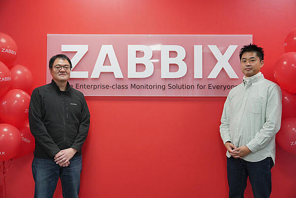 Zabbix本社のエントランスで撮影。阿部氏（左）と福島氏（右）