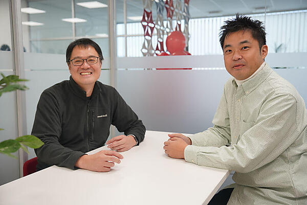 Zabbix本社の会議室で。阿部氏（左）と福島氏（右）