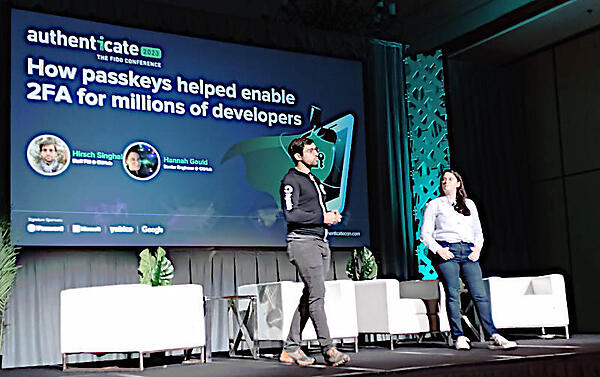 セッションを行うSinghal氏（左）とGould氏（右）