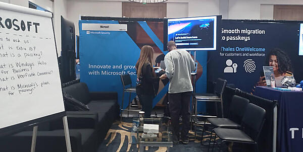 Microsftのブース。モニターは控え目にして手書きのフリップチャートを活用