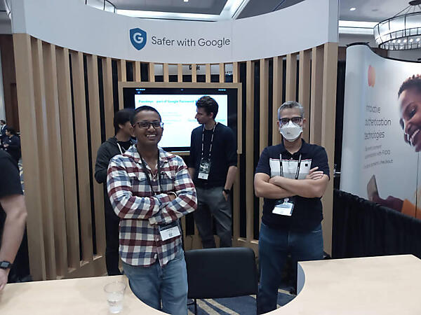 Googleのブース。木目調の什器でセンス良くまとめていた