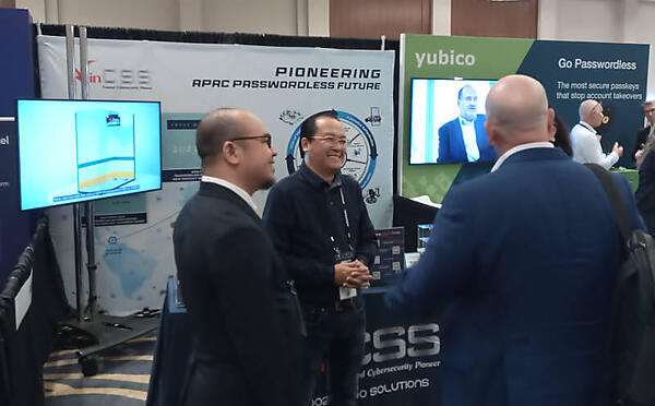 Yubicoの隣にはVinCSSのブース。CEOのSimon Trac Do氏も対応