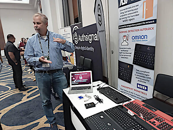 温度センサーを装備したキーボードを解説するKSIの担当者