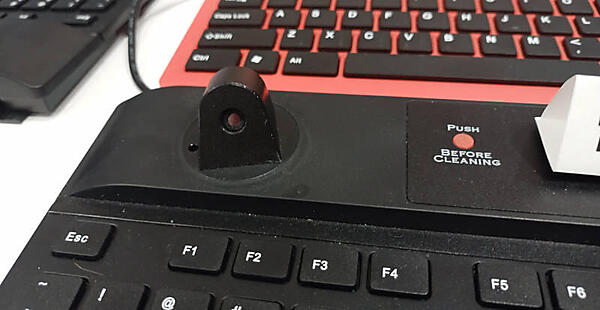 キーボードに付いている温度センサー。キーボードの前に人間がいるかどうかを即座に判定可能