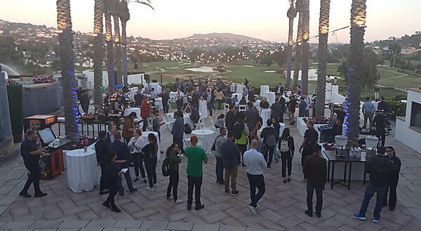 ゴルフコースを見渡せるパーティ会場