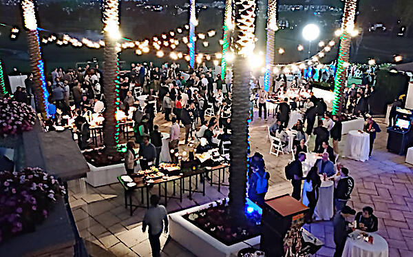 日が暮れても屋外でネットワーキングは続く