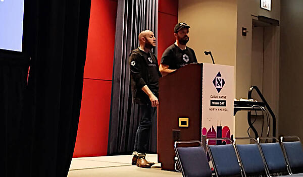 プレゼンテーションを行うNorris氏（左）とThomas氏（右）