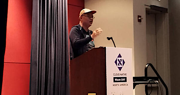 セッションを行うYuan氏。お馴染みのベースボールキャップとTシャツというカジュアルスタイル