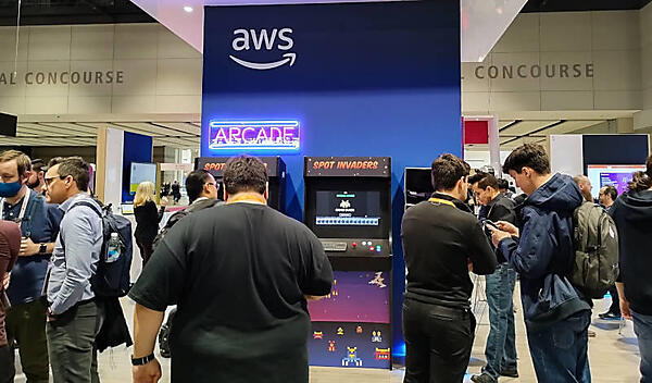 AWSはいつものようにアーケードゲームマシンを持ち込んで展示