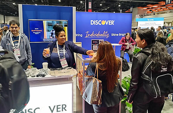 エンドユーザーが出展するのがKubeConのトレンド。これはアメリカのクレジットカード会社Discoverのブース