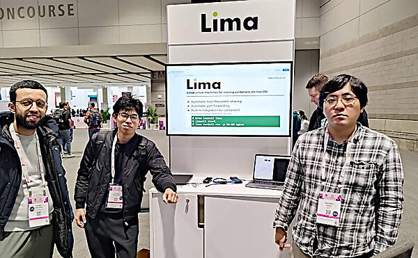 Limaのブースで説明員として参加したNTTの須田氏と徳永氏