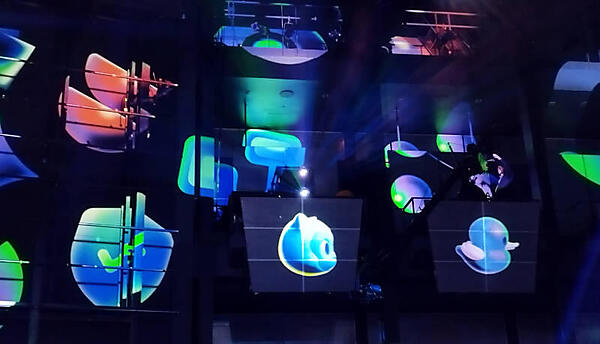 シアターの側面にもプロジェクションが投影され、細かなところにも手を抜かない