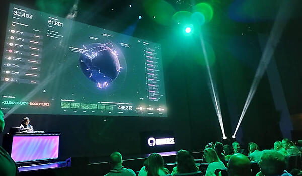 開演前のステージにはDJブース、レーザーライトにスモークマシン