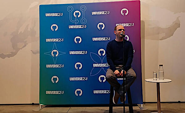 メディアの質問に答えるThomas Dohmke氏