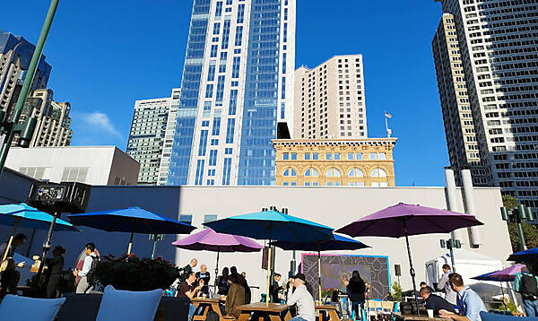 屋外に休憩スペースがあり、スナックや飲み物、DJブースも用意されている