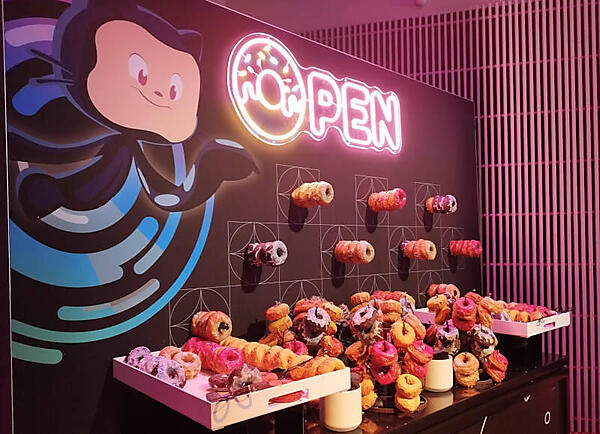 色とりどりのドーナツが用意されている。ネオンサインの「O」の部分がドーナツだ