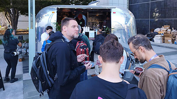 毎回大人気で行列ができるカフェカー。今回はPayPalが提供