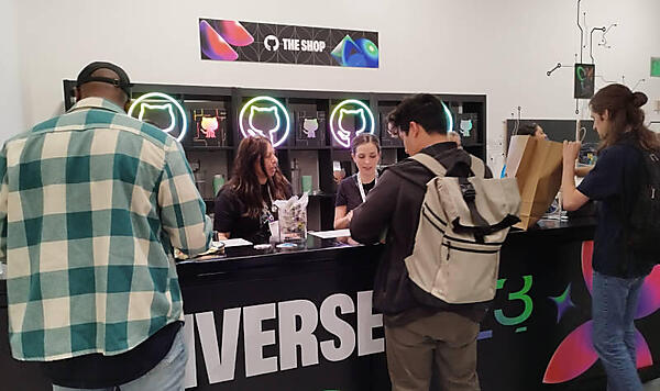 狭いショップのレジはグッズを買い求める参加者で混雑中