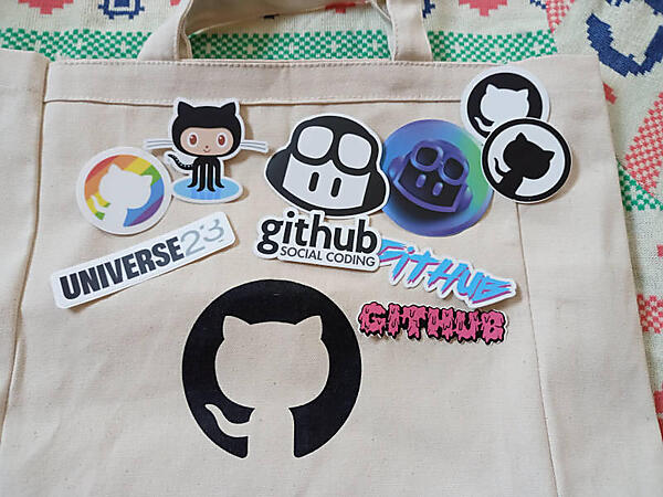 いつものステッカーとトートバッグ。GitHub Social Codingは初期のタグライン