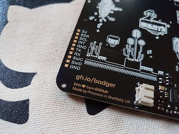 基板のイラストもカスタマイズされているRaspberry Piベースのマイクロコンピュータ