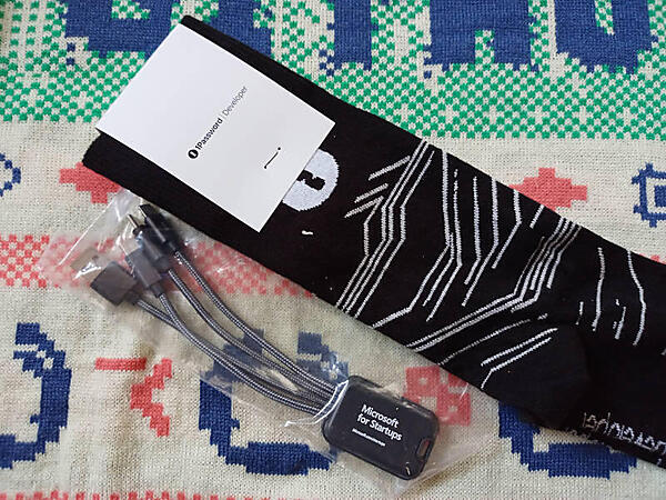 1Passwordの渋い編み込み靴下とMicrosoftのマルチケーブル