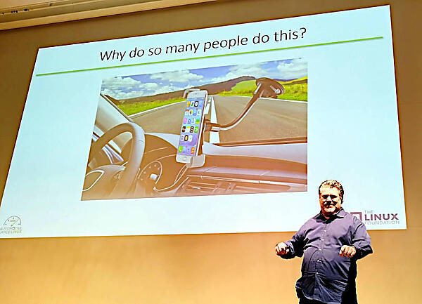 車載システムとしてスマートフォンを使ったことはある？ と質問するCauchy氏