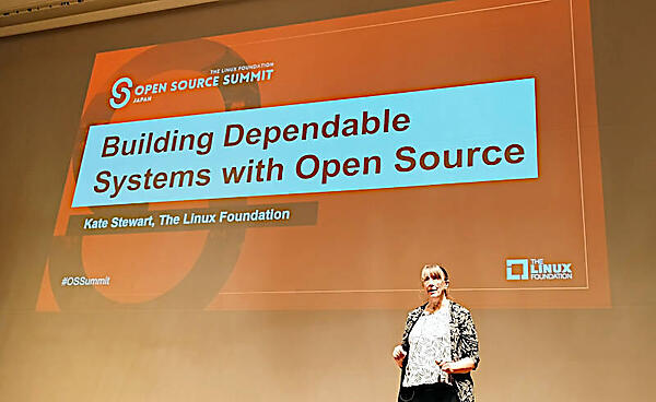 プレゼンテーションを行うKate Stewart氏