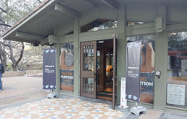 Alumni Centerのエントランス。これがCivo Navigateの唯一の入口