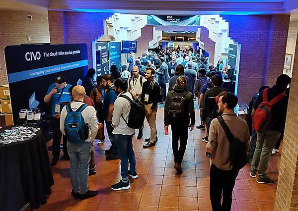 通路に設置された展示ブース。どれも小さいながらも参加者との対話に励んでいた