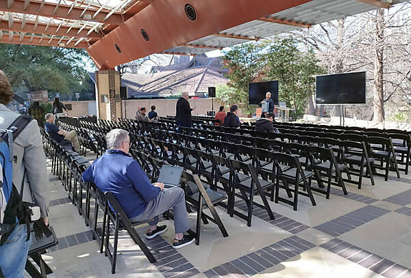 屋外のセッション会場。液晶のモニターが見辛いのが欠点