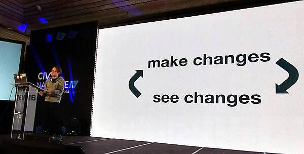 コードの変更が即座に反映されることを説明