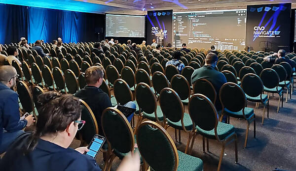 会場のようすはこんな感じ。高速なデモに理解が追いつかない人多数