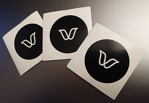 Rybicki氏が配布していた説明不足気味のWingのステッカー。せめてURLを入れてほしかった