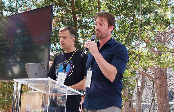 プレゼンテーションを行うDesjardins氏。左にいるのがNokiaのBemmel氏だ