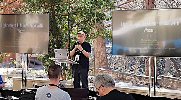 屋外のセッション会場でデモを行うYuan氏