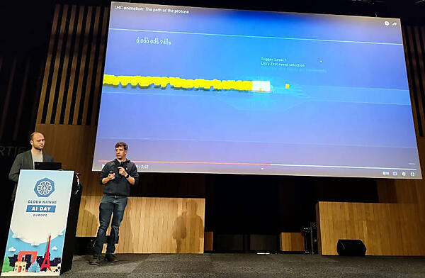 動画を用いてCERNの概要を紹介するRocha氏