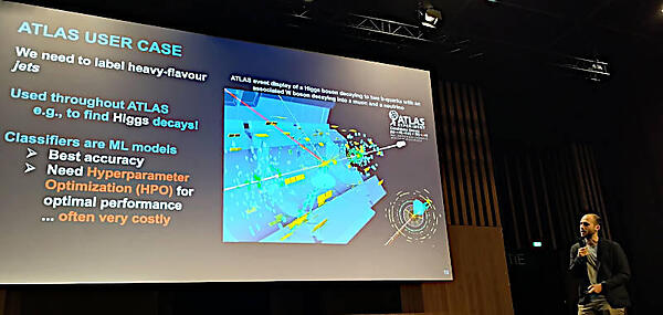 ATLASについて解説するDraguet氏