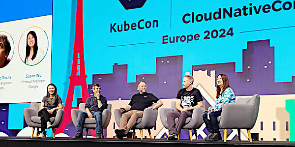 右から二人目がClayton Coleman氏。左から二人目はCERNのRicardo Rocha氏だ