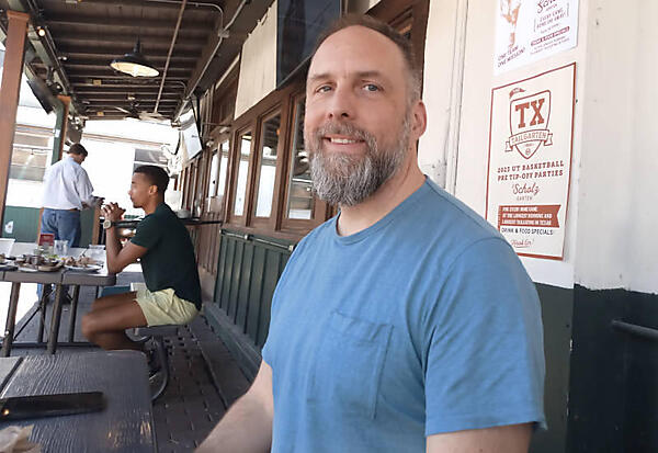 オースチンでのランチタイムのMorgan氏。発表の文体を「冷たい感じにならないように注意した」そうだ