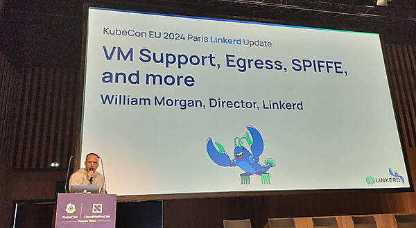 プレゼンテーションを行うMorgan氏。Linkerdのマスコットキャラクターはロブスター