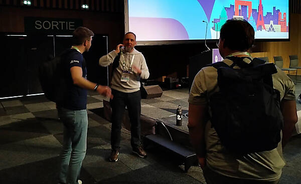 セッション後に参加者からの質問に対応するMorgan氏