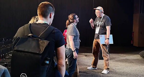 セッション後に参加者からの質問に答えるYuan氏