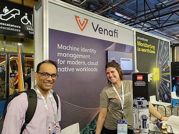 Venafiブースでポーズを取るIyer氏