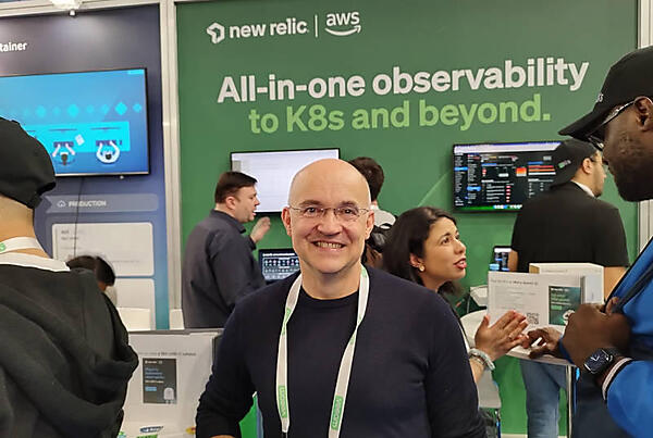 New Relicブースで撮影。狭いながらも盛況なブースだった
