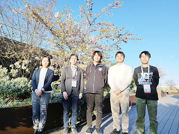 座談会はカンファレンス会場の屋上の桜の木の下で行われた