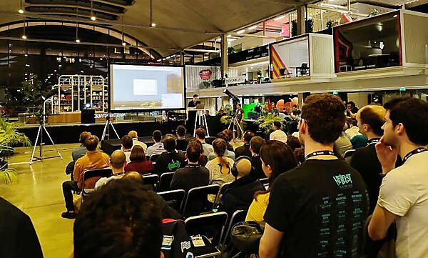 ミートアップはStation Fという元駅舎を改造したスタートアップのための施設を使って行われた