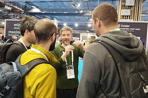 Solomon Hykes氏。ブースでも質問攻めにあっていた