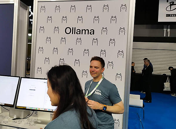Ollamaのブース。最も小さくコストもかけていないが注目度は高かった