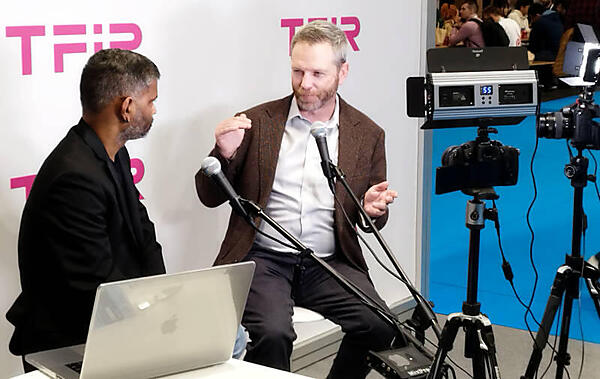 会場内でインタビューに応えるMatt Butcher氏