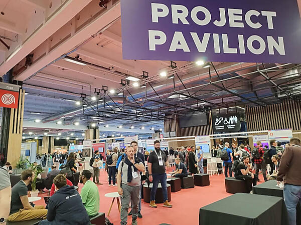 プロジェクトが一堂に会するパビリオンでは対話のための椅子などが置かれている